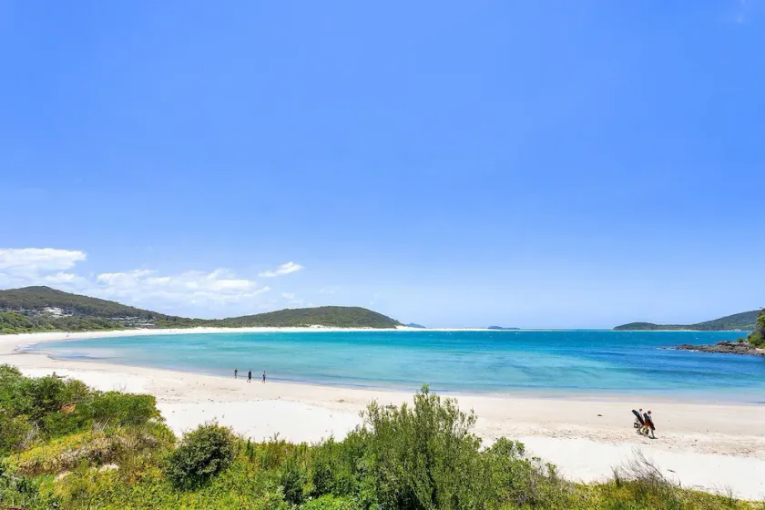 Family Fun Beach Retreat - The Fox Den, Fingal Bay - Image 1