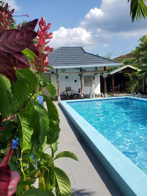 Cozy Rustic 1BR Cottage - Free Parking, WiFi w/ Pool & Beach Access - Image 1