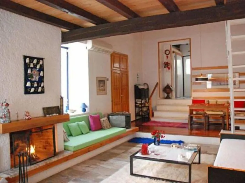 Pour Spitaki Main Building - Image 1