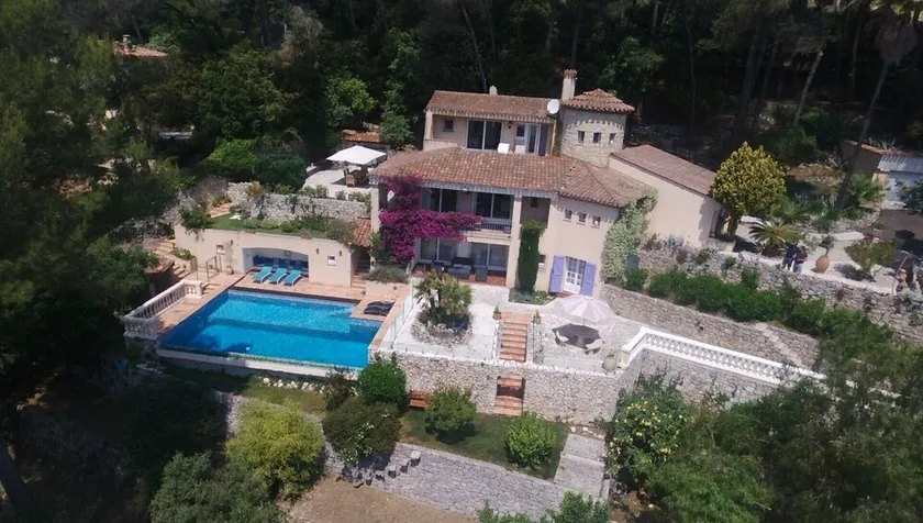 Villa in spektakulärer Hügellage nahe Cannes mit Blick auf Cap d’Antibes - Image 1