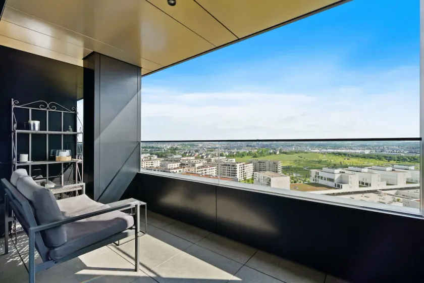 Luxurious City Retreat Balcony & Pool Access - Image 1
