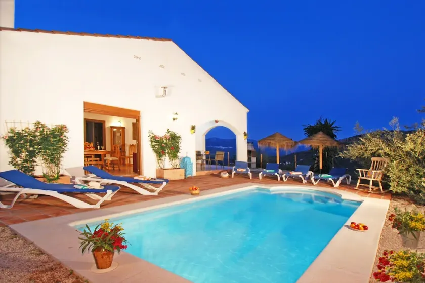 Villa Roble – Magnificent Villa for 8 People, HEATED POOL & Pet Friendly - Image 1