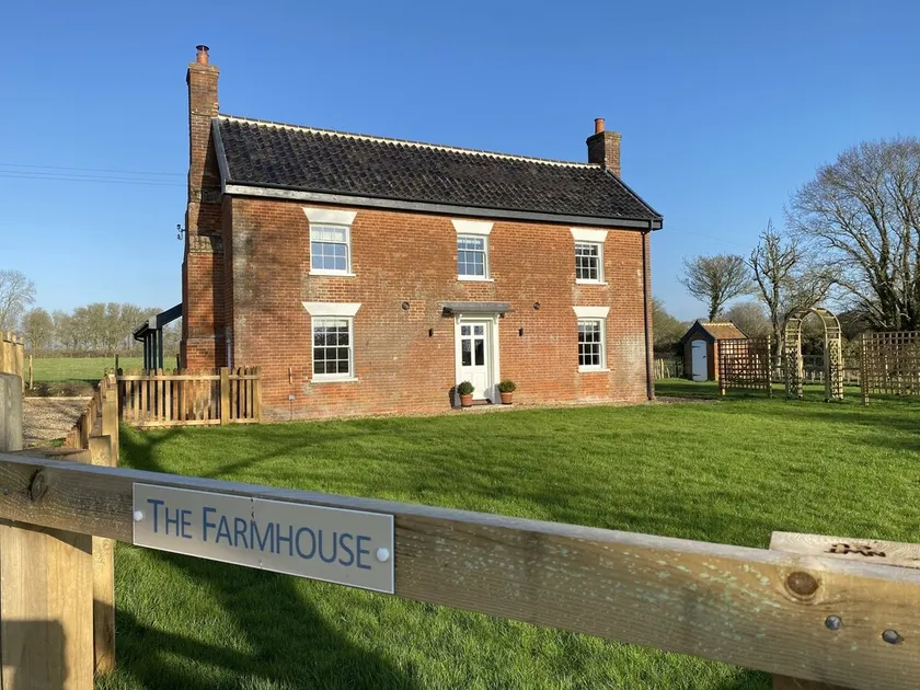 5 bedroomed farmhouse perfect for exploring Norfolk and Suffolk. - Image 1
