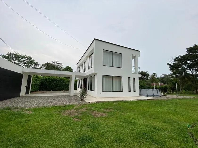 Villa with large natural spaces 10 minutes from Villavicencio. - Image 1