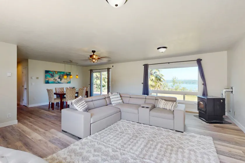 Soundfront home with WiFi, washer/dryer, central AC, and enclosed yard - Image 1