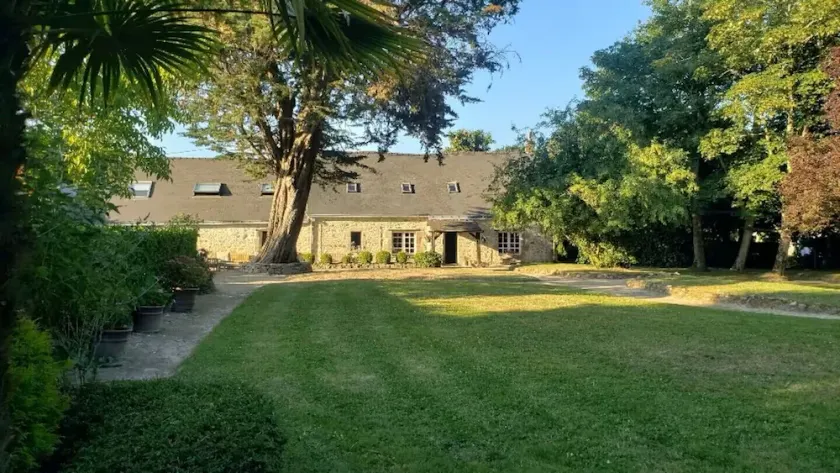 Large farmhouse and park in the village of Pend'hué (la tête de l'étier) - Image 1