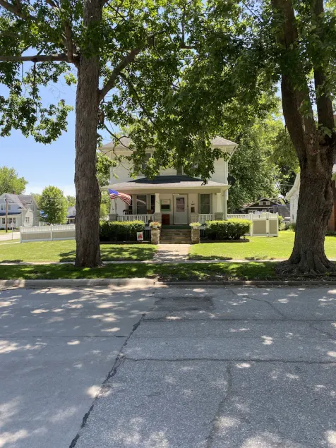 Vintage Farmhouse with Parking right in the City! Family Friendly, Fenced Yard. - Image 1