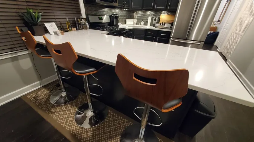 Free Parking & Pet Friendly in  Bucktown/Logan Square Apt, Close to Everything! - Image 1