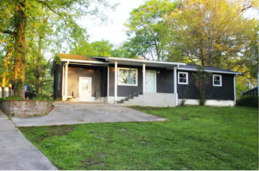 Updated cottage across from Lake Barkley, awesome patio, pets welcome! - Image 1