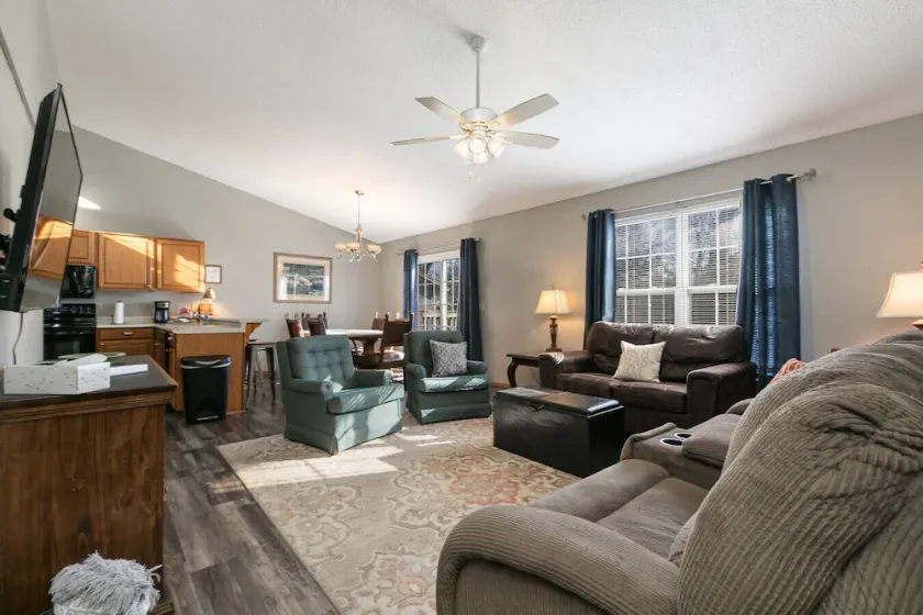 Prime Location Cottage- King Suite - Image 1