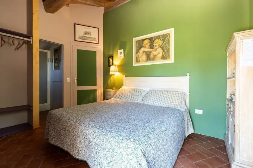 Intimate independent room for couples - Image 1