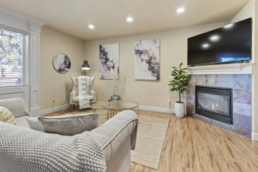 KING BED, new comfortable 4 bedroom home in Vancouver - Image 1