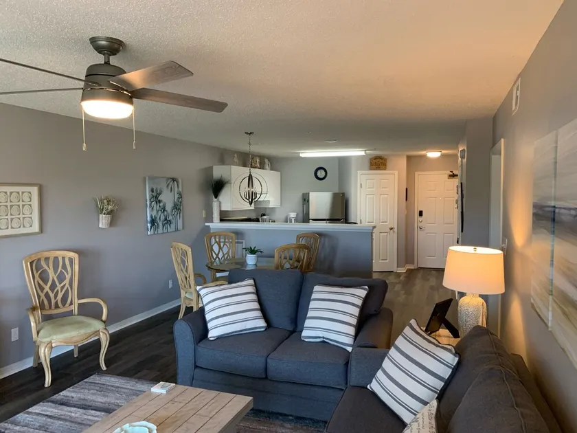 NEU! Frisch renovierte Wohnung mit 2 Schlafzimmern und 2 Bädern – 2 Minuten zu Fuß zum Strand. - Image 1