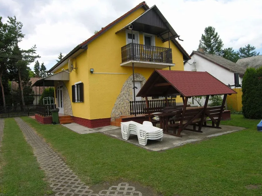 Holiday home near the city centre with washing machine - Image 1