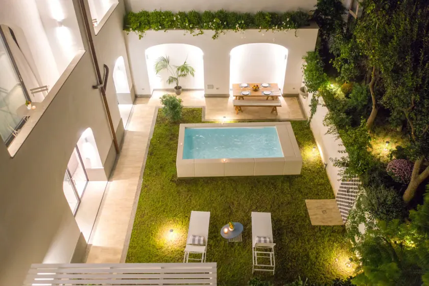 Luxury Apartment with Garden and Pool - Image 1