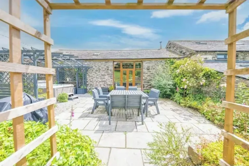 Stunning Holiday Cottage sleeps 8  with a hottub - Image 1