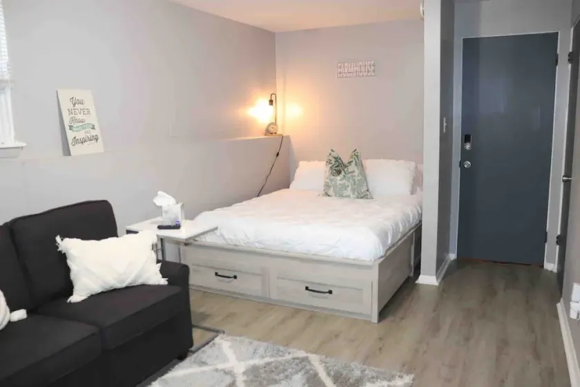 Rustic Studio Apt. 2 min drive to Downtown Oswego - Image 1