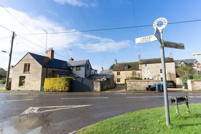 Impeccable 2-Bed Apartment in Chipping Norton - Image 1