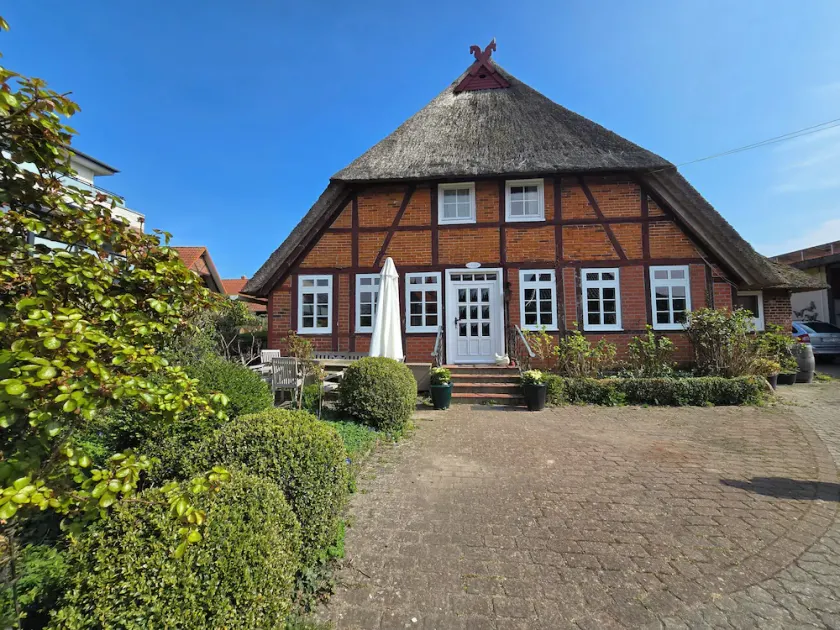 Herzlich Willkommen in Dieser Charmanten Historischen Reetdachkate im Ortskern v - Image 1