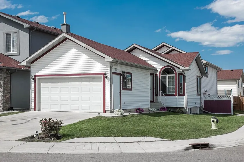 Entire large house, 7BR/4BA/9beds, 5 minutes to Airport, Ctrain & Shopping - Image 1