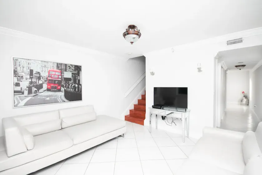 Beautiful 2brm condo w free parking fast WiFi - Image 1