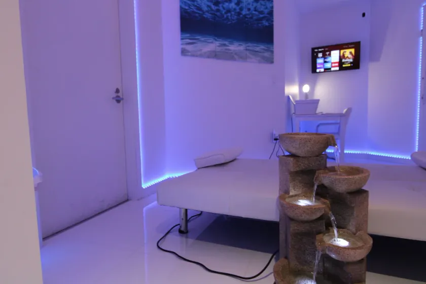 BRAND NEW PRIVATE LUXURY SUITE KING BED - Image 1