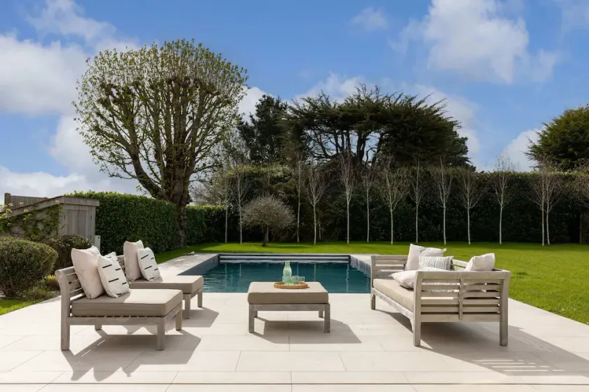 Chic Harbour Retreat for 10 With Pool - Image 1
