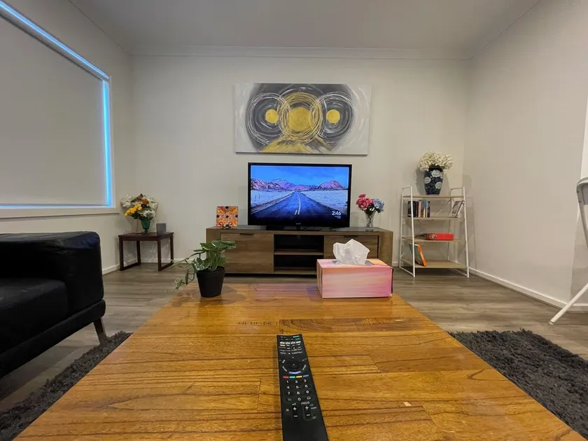 Empty Boat - Spacious 5 Bedroom Entire Modern home in Wallan - Image 1