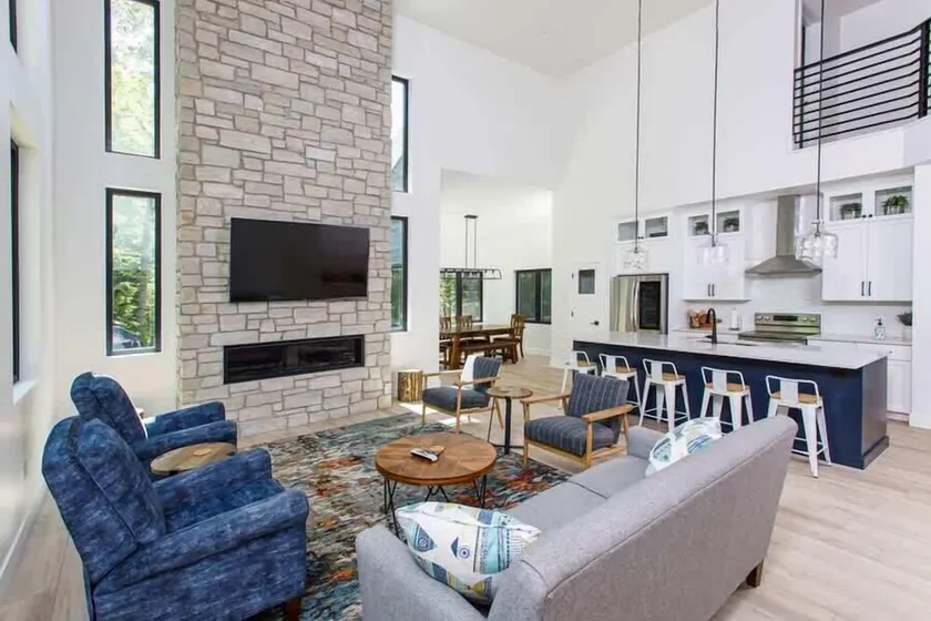 Expansive Modern Loft House Sleeps 12 - Image 1