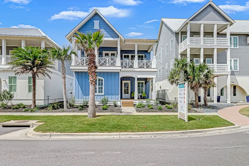 Inviting coast home with pool, balcony, golf on-site, & W/D - Image 1
