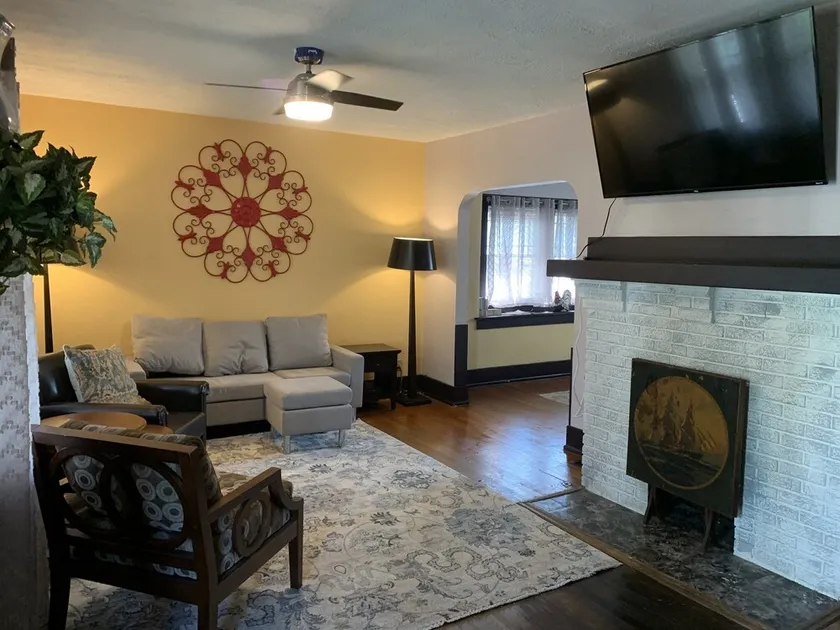 Periwinkle Palace relax close to downtown - Image 1