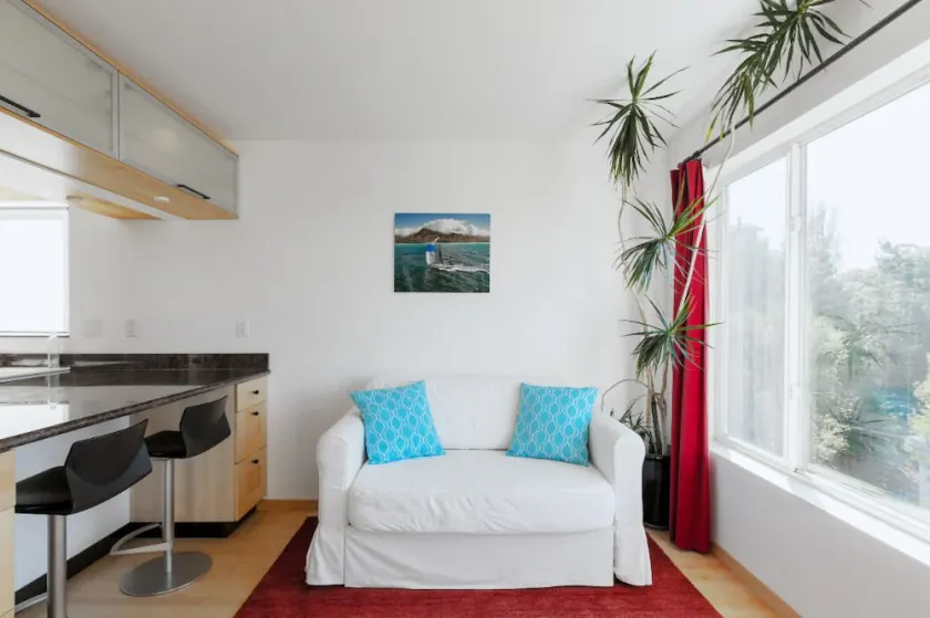 Sunny apartment with private deck, Bay view - Image 1