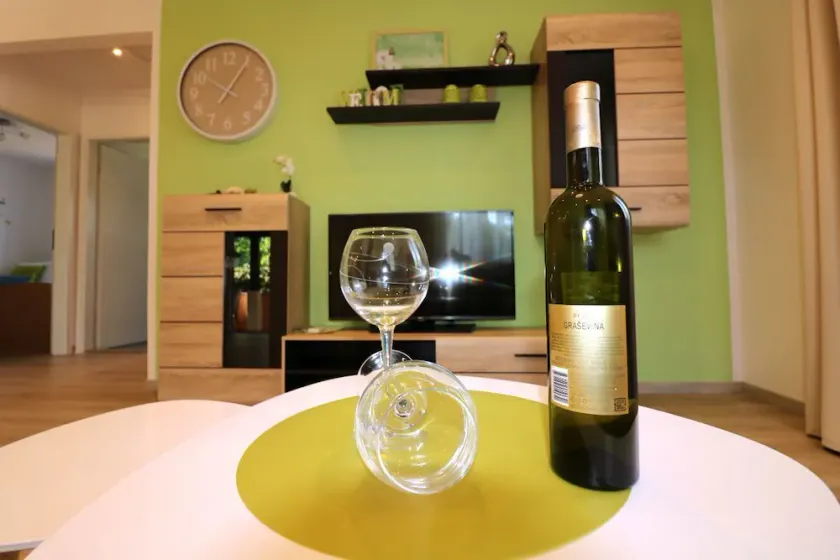 Comfortable Bungalow in Poreč – Perfect for 4 to 5 Guests - Image 1