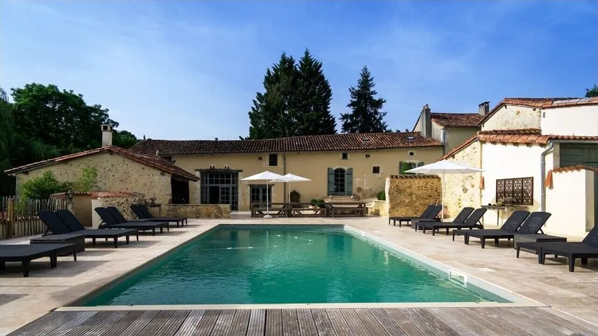Renoviertes Bauernhaus auf 3 Hektar mit sicherem privatem Pool + Tennis - Image 1