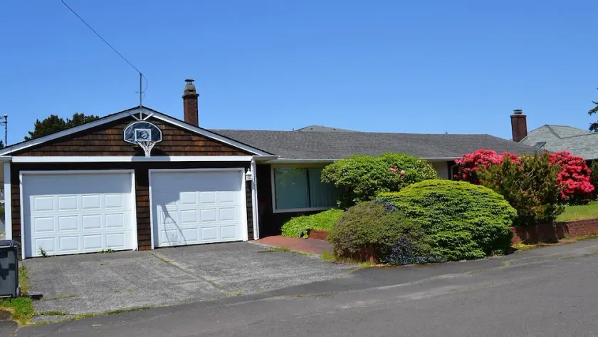 Spacious and Comfortable Family Home – Close to Beach, Golf, 1.5 blocks to beach - Image 1
