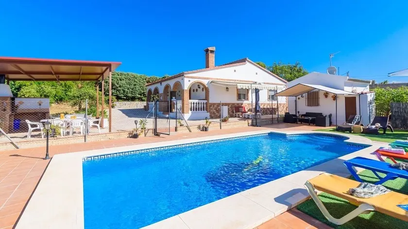 Dejligt sommerhus med indhegnet pool i Álora - Image 1