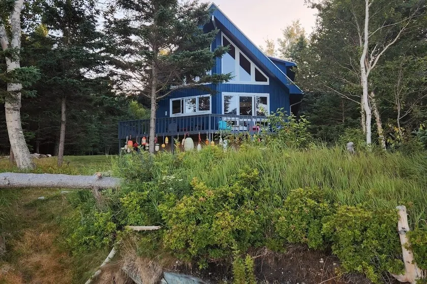 Beautiful 4 Bedroom Oceanfront Cottage on the Bay of Fundy on Campobello Island - Image 1