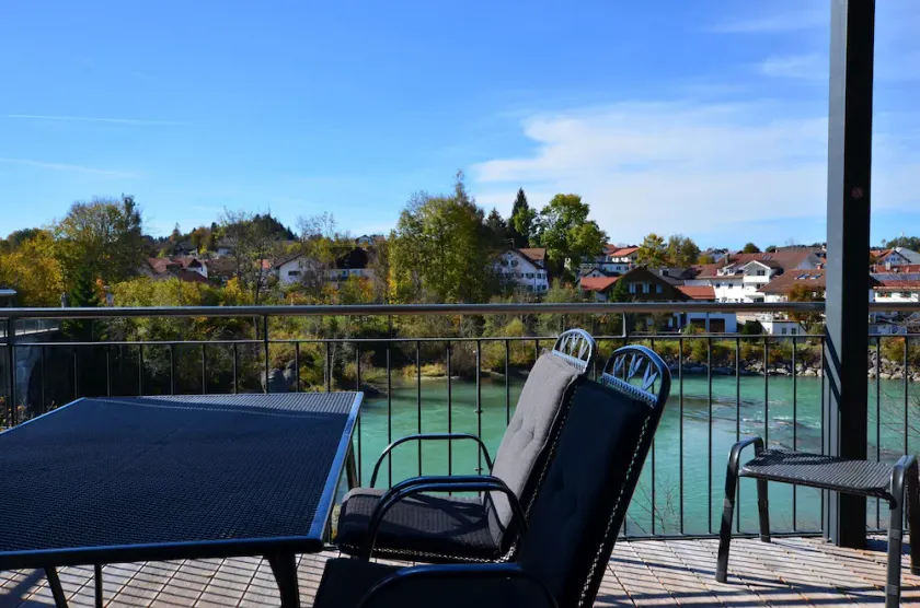 Modern apartment with mountain and river views, covered balcony, and parking - Image 1