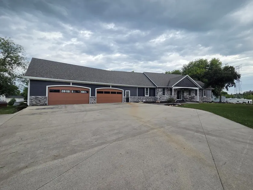 6 Bedroom house on 7 acres - Image 1