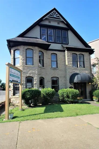 Lassen Sie das Hotel im Stich und genießen Sie die Brownstone-Wohnung von Uniontown - Image 1