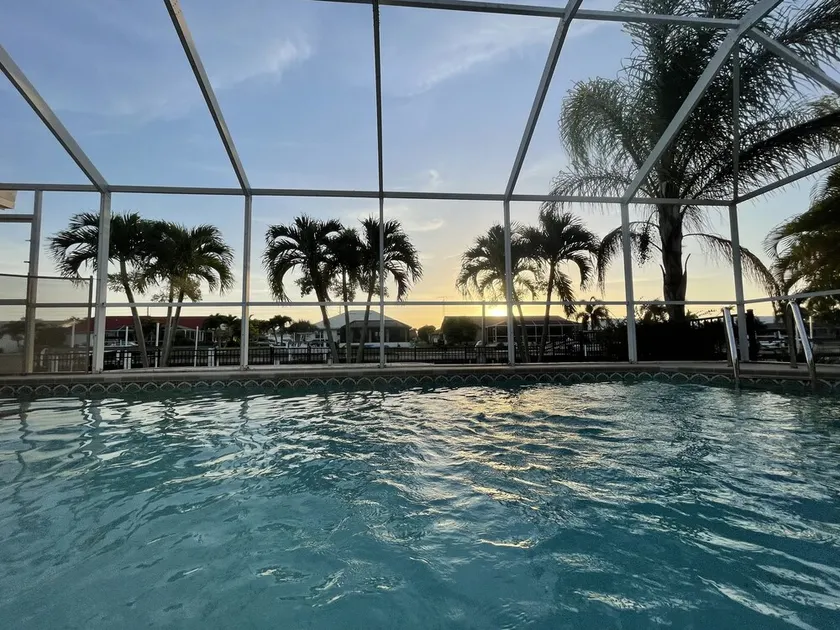 “SEASCAPE” to relaxation and fun! STUNNING, IMMACULATE CANAL and POOL home - Image 1