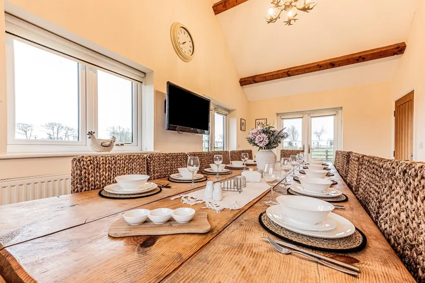 Spacious Country House for 14, Holywell, No Deposit - Image 1