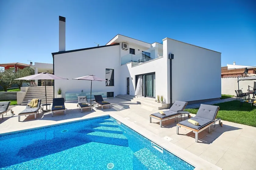 Uimodståelig villa med stor pool, billard, bordfodbold, dart og midt i det grønne Istrien - Image 1