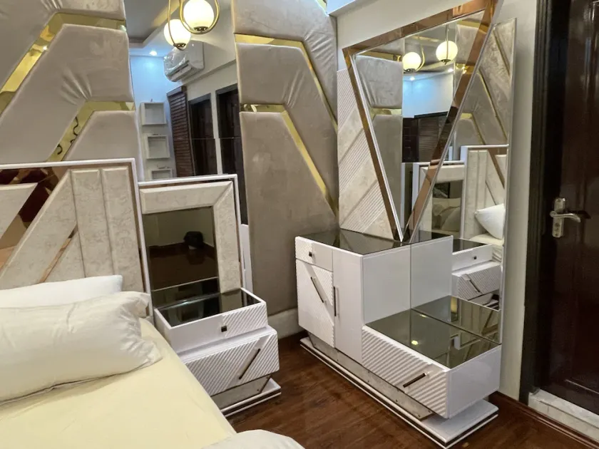 Brand new building with 8 bedrooms, 6 bathroom, 3 kitchen with luxury appliances - Image 1