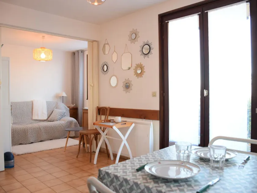 Cozy apartment with terrace, Wi-Fi, and parking in Évian-les-Bains - Image 1