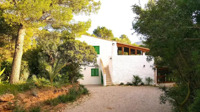A quiet house in the valley, ideal for families. - Image 1
