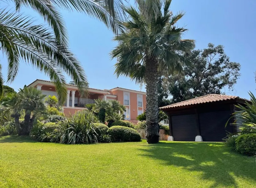 Beautiful wooded villa with sea view - Image 1