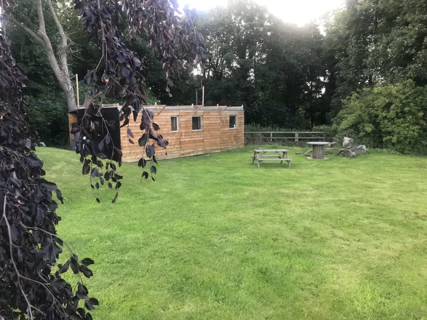 Luna Lodge, nestled in field and woodland surroundings - Image 1