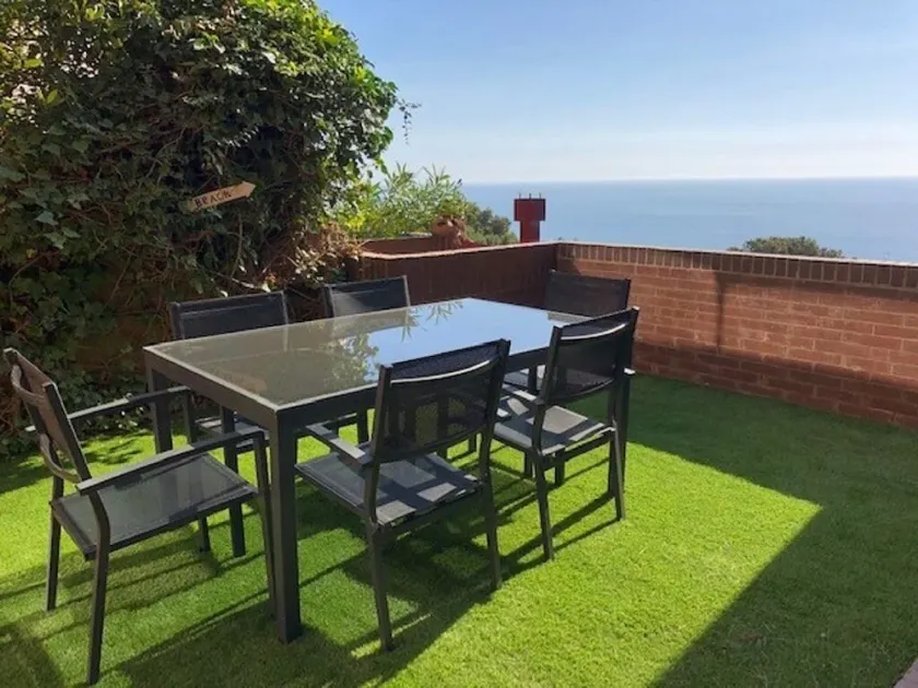 House with private garden overlooking the sea - Image 1