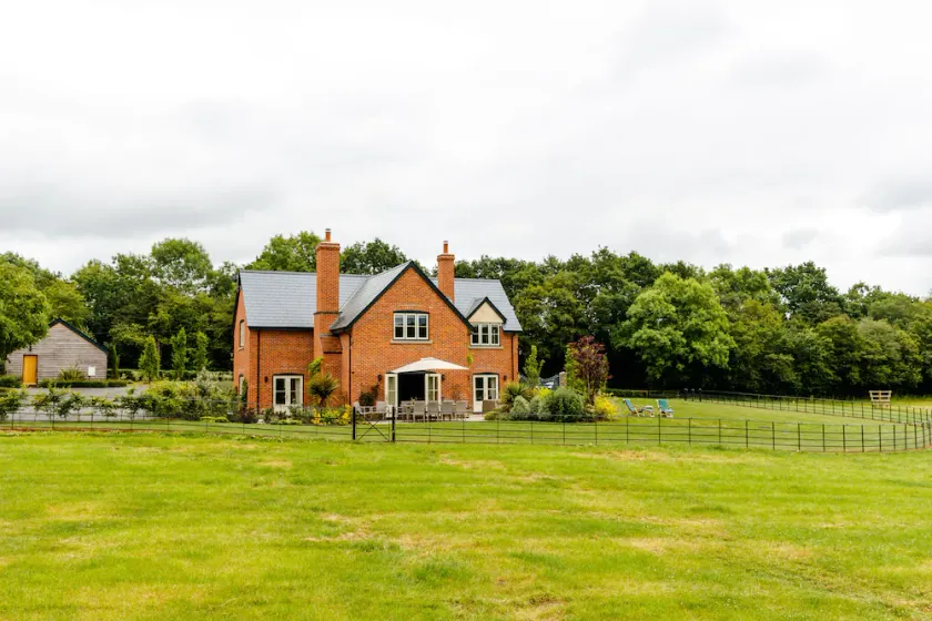 Luxurious property with downstairs bedroom and wet room,large garden,games room - Image 1